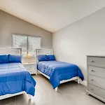 Luxurious House With A Pool, Spa, And Patio, Sleeps 6 Comfortably