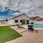 Luxurious House With A Pool, Spa, And Patio, Sleeps 6 Comfortably