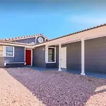 Beautiful Home W/ Red Door, Close To Strip/Stadium
