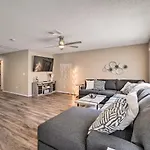 A Beautiful House With Hot Tub, Grill & Games!