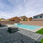6 Bedroom Mansion W/ Amazing Backyard Pool!