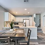 Stylish House With Patio, 8 Mi To Vegas Strip!