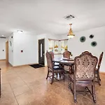 Centrally Located Spacious Vacation Hom 13 M Strip