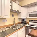 On The Strip - Classic Comfort - 2 Bedroom Condo