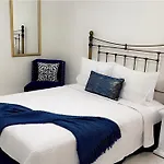 Guest House , 5 Min Away From Las Airport.