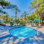 Fabulous Penthouse Apartment Las Vegas Strip View With Resort Amenities! 5 Min Walk To Main Attractions! Only Long Term Rentals Min 30 Nights!