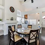 Chic Vegas Retreat: Near Top Attractions