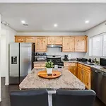 Chic Vegas Retreat: Near Top Attractions