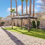 Chic Vegas Retreat: Near Top Attractions