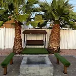 Fully Remodeled, Landscaped, King Beds, Desk Space