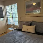 The Monet- One Bedroom With A Private Entrance - Shared Bathroom