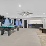 High-End 5 Bedroom Villa W Pool, Gym, Hot Tub, Games