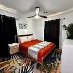 The Peacock Inn - 8 Bdr 4 Bth 14 Bds
