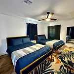 The Peacock Inn - 8 Bdr 4 Bth 14 Bds