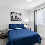 5Mins To Fremont 10Mins To Strip! Sleeps 8!