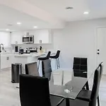 5Mins To Fremont 10Mins To Strip! Sleeps 8!