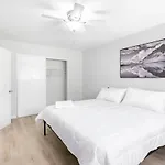 Gorgeous Two Bedroom Sleeps 6 Close To Strip