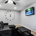 Gorgeous Two Bedroom Sleeps 6 Close To Strip