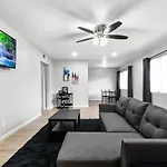 Gorgeous Two Bedroom Sleeps 6! Close To Strip!