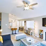Near The Strip, Smart Tvs, Wifi, Private Garage And Backyard