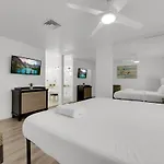 Luxury 4Br Vegas Retreat With Pool 10 Mins To Strip