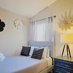 Near The Strip, Smart Tvs, Wifi, Private Garage And Backyard