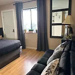 Le Noir, A Private Bedroom With A Private Entrance - Shared Bathroom