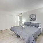 Modern Comfort Near Vegas Attractions! Sleeps 6!