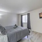 Modern Comfort Near Vegas Attractions! Sleeps 6!