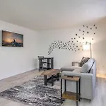 Modern Comfort Near Vegas Attractions! Sleeps 6!