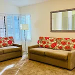 Room In Cheerful 2-Bed House - Shared Bathroom