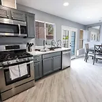 Vegas Living Gorgeous Home With Pool Near The Strip