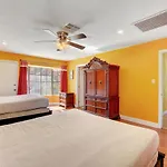 Las Vegas Elegance! Pool Table & Sparkling Pool! Home