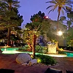 Lovely Condo! Walking Distance To The Strip With Pool And Spa