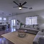 Luxurious Vegas Digs Hot Tub, Bbq, Cabana And More!