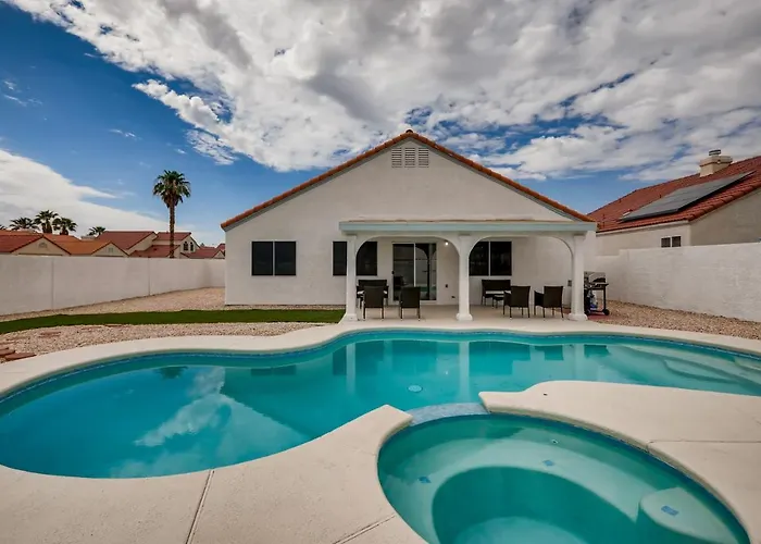 Luxurious House With A Pool, Spa, And Patio, Sleeps 6 Comfortably