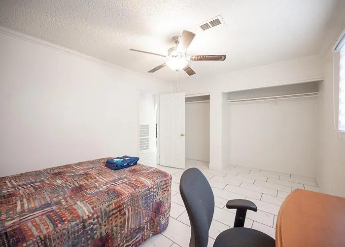 #15 Whole House 4 Bed 2 Bath Sleeps 14
