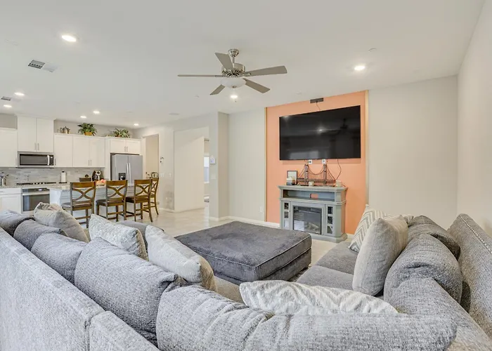 Spacious Las Vegas Home With Patio, 17 Mi To Strip!