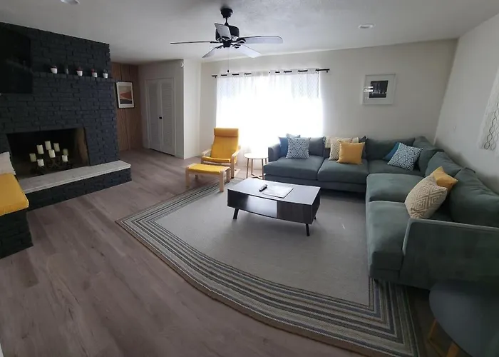 Mid-Century Rural Ranch House Minutes To The Strip