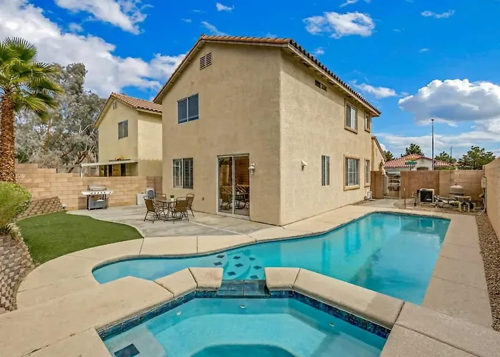 The Designer House With Heated Pool And 10 Min To Strip Great For Family