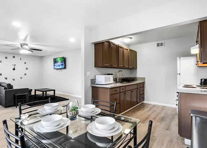 Gorgeous Two Bedroom Sleeps 6! Close To Strip!