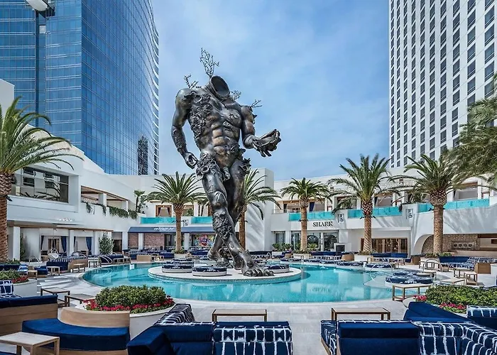 Beautiful Strip Views Studio 17304