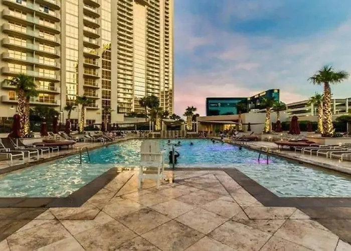 Mgm 32809 Signature Studio Strip View