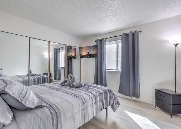Modern Comfort Near Vegas Attractions! Sleeps 6!