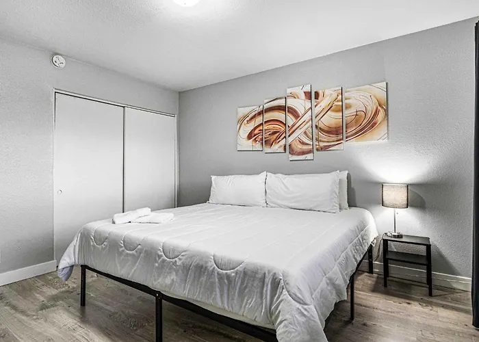 Cozy 1 Bed Sleeps 4! Near Strip Perfect Getaway!