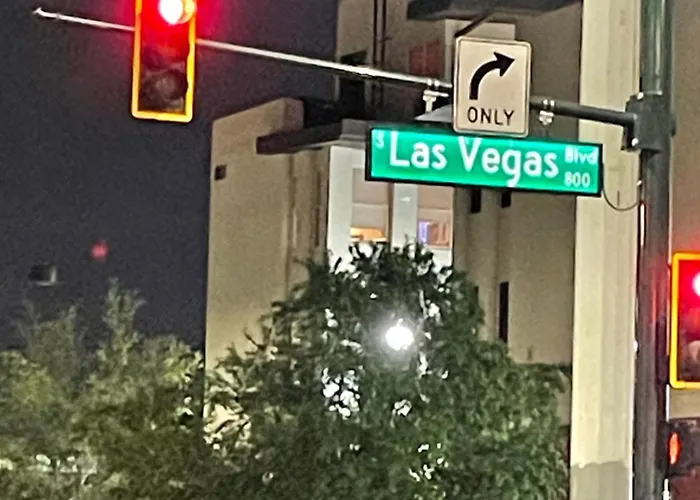 Diamond In The Ruff! Las Vegas 5 Mins Walking To The Fremont Experience!