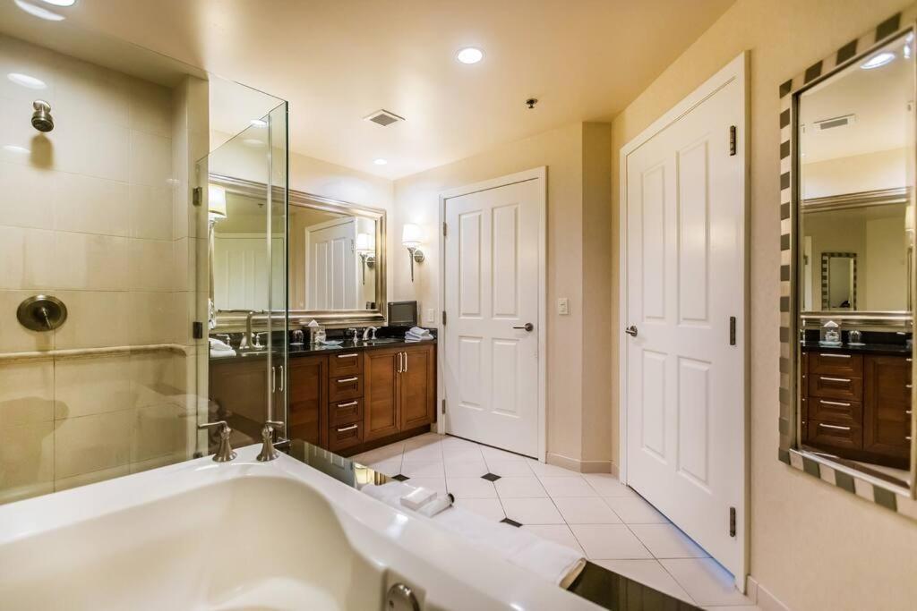 Mgm Signature - Strip View With Large Balcony - No Fees - Free Valet - 2917 *
