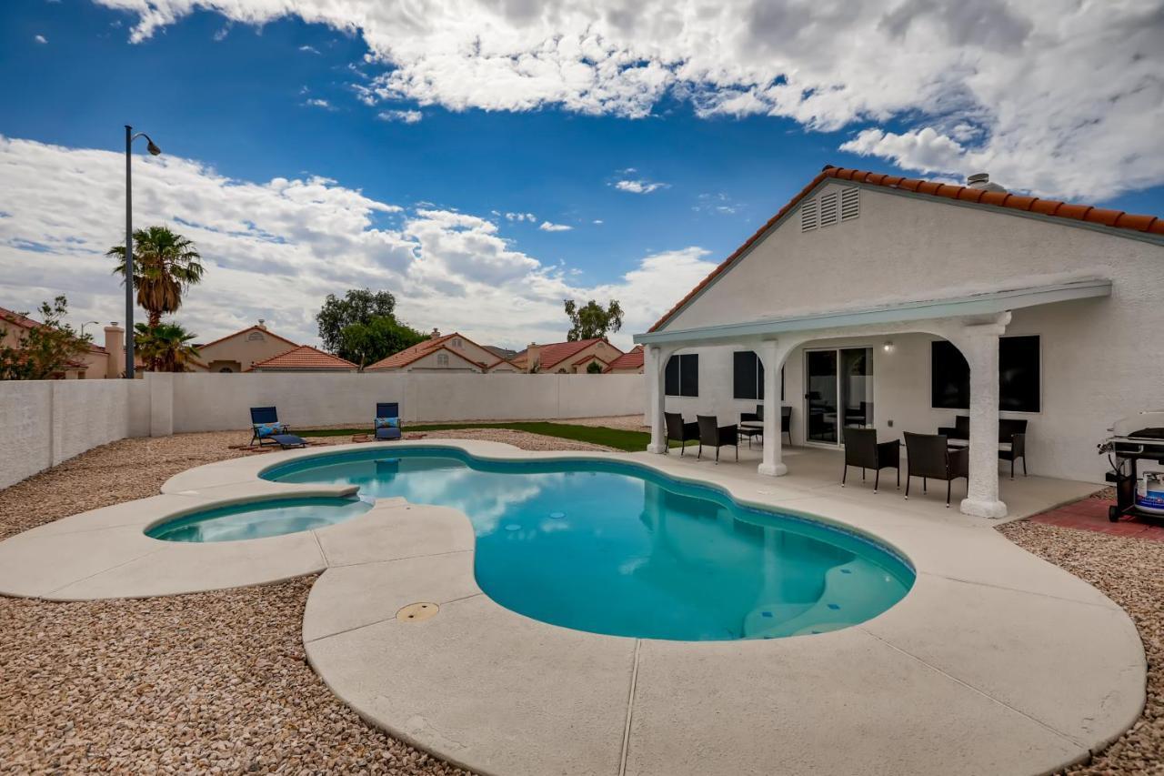 Ferienhaus Luxurious House With A Pool, Spa, And Patio, Sleeps 6 Comfortably