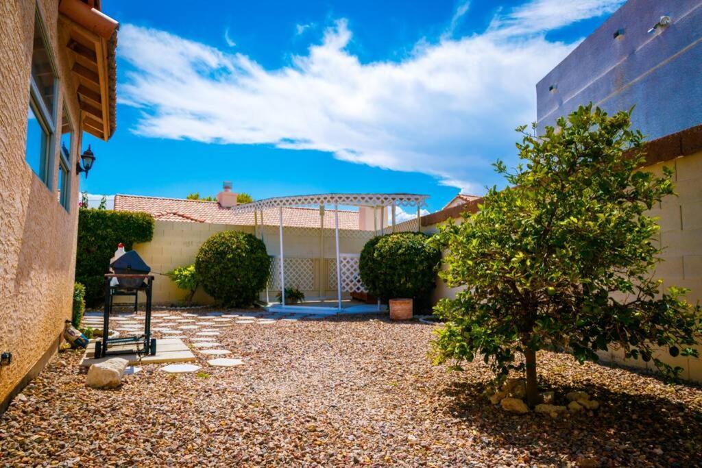 Luxury 1900 Sq Ft House Huge 46 Ft Pool & Hot Holiday home *