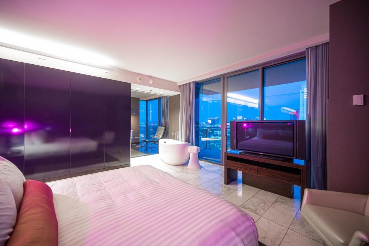 Stripviewsuites Two-bedroom Conjoined At Palms Place